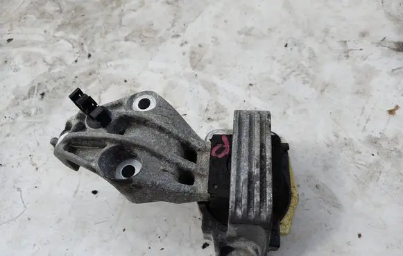 Renault Fluence Engine mounting bracket 