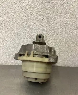 BMW 5 G30 G31 Engine mount bracket 6864828