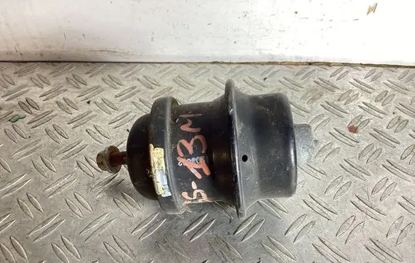 Engine mount bracket