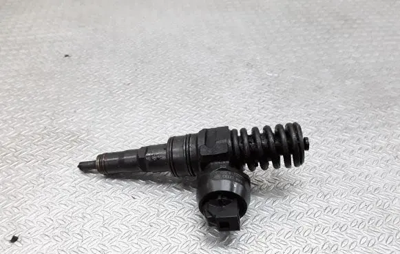 Volkswagen Golf IV Fuel injector 038130073AJ