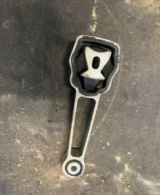 Volvo V70 Engine mount bracket