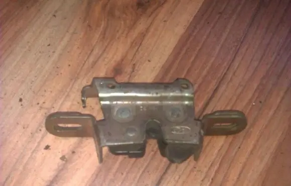 Ford Mondeo MK I Tailgate/trunk/boot lock/catch/latch 93BBA613D60AH