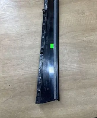 Seat Alhambra (Mk2) Front door glass trim molding 7N0837902