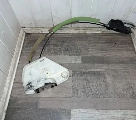Mazda 6 Front door lock C05E050 4C05 E0507