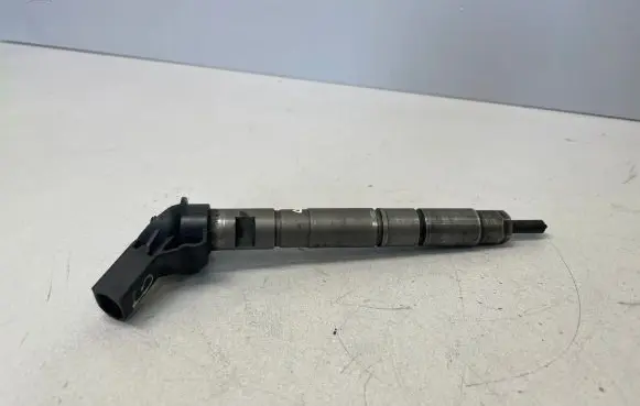 Audi A4 S4 B7 8E 8H Fuel injector 059130277S