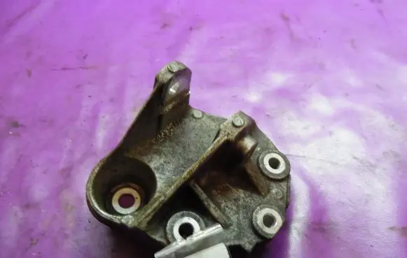 Citroen C5 Engine mounting bracket 9647646380