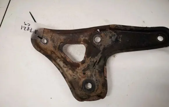 Toyota Avensis T250 Engine mounting bracket