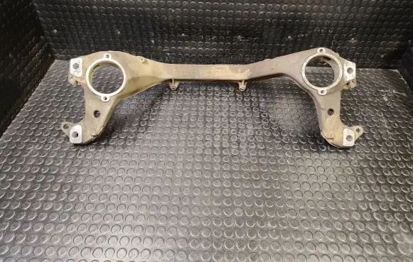 Engine mounting bracket