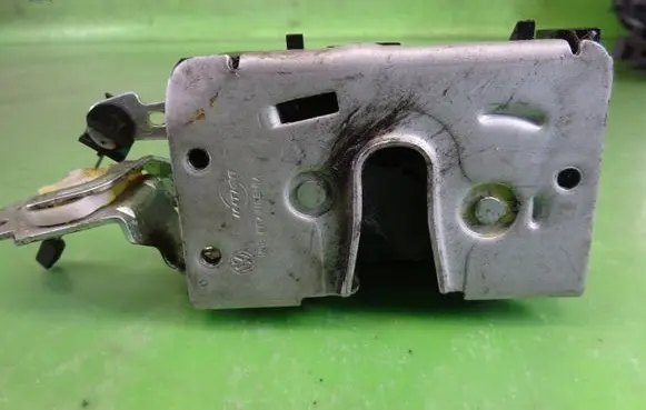 Volkswagen Fox Front door lock 5Z1837016E