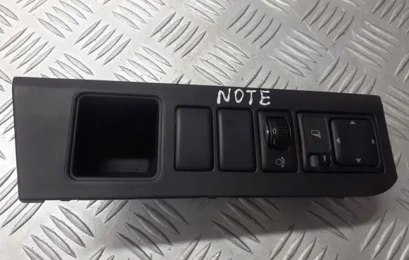 Nissan Note (E11) Wing mirror switch 684859U100