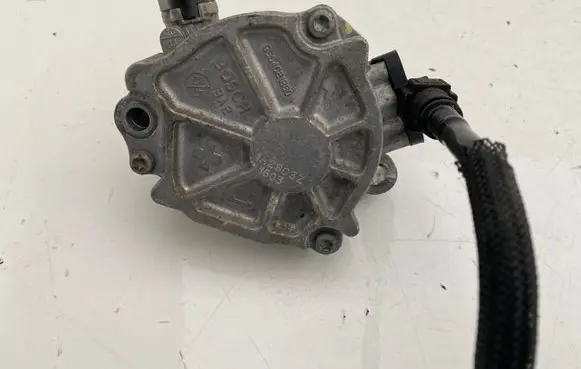 Volvo V40 Vacuum pump 9804021880