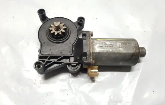 Mercedes-Benz E W210 Front door window regulator motor 0130821670