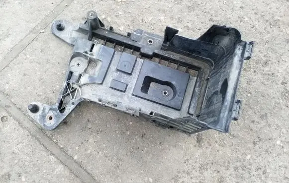 Volkswagen Golf V Battery tray 1K0915333C