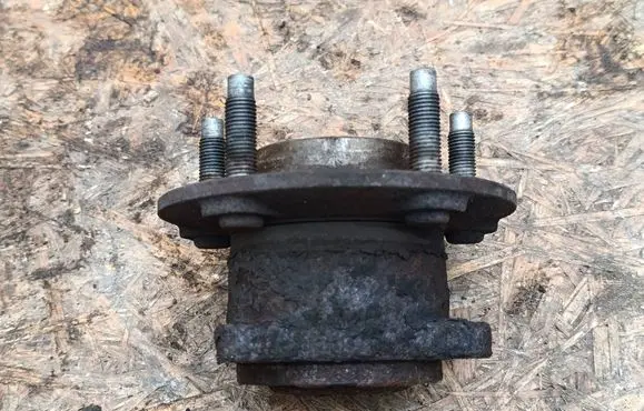 Opel Astra J Rear wheel hub