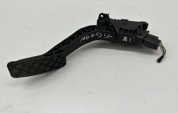 Volkswagen Tiguan Accelerator throttle pedal 5Q2723503D