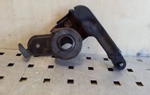 Radiator mount bracket