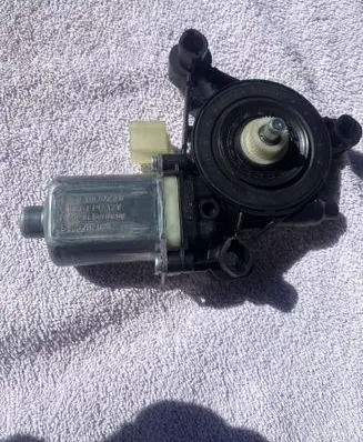 Skoda Superb B8 (3V) Front door window regulator motor 5Q0959801B