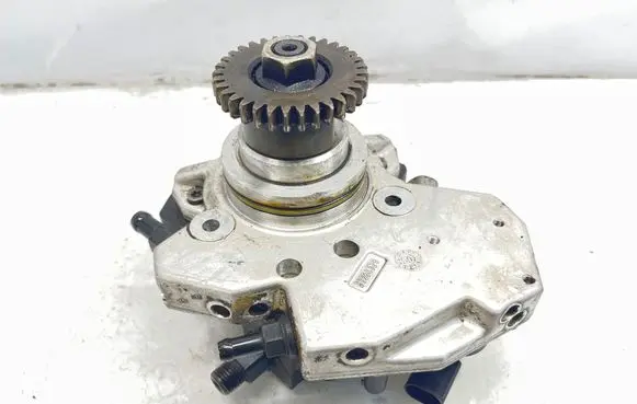 Mercedes-Benz E W211 Fuel injection high pressure pump A6420700201