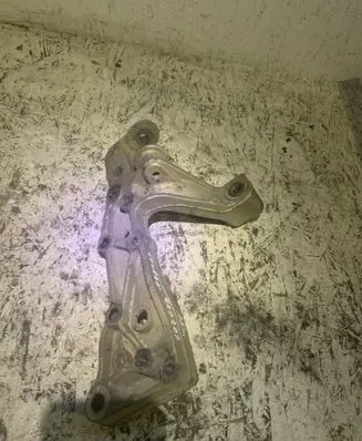 Volkswagen Touran I Engine mounting bracket