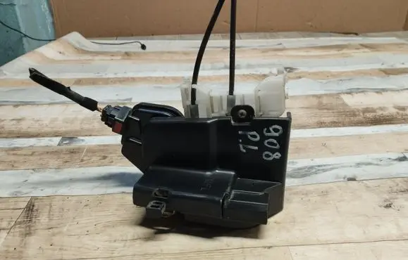 Hyundai Elantra Front door lock
