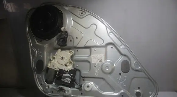 Rear window lifting mechanism without motor