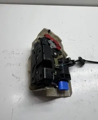 Volkswagen Touran I Front door lock 1T0837349