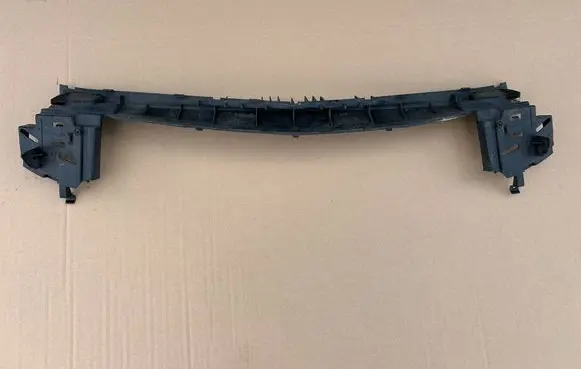 Mercedes-Benz CLA C117 X117 W117 Front bumper mounting bracket A1768851500 289000015
