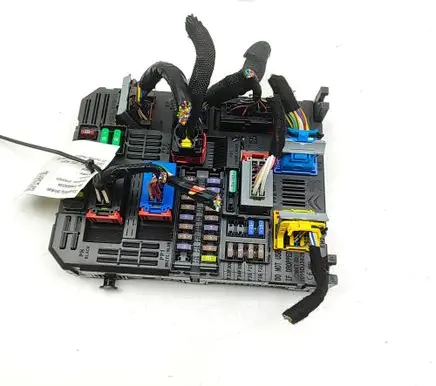 Opel Mokka B Fuse module 9832881080 28709110