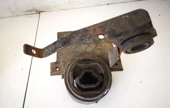 Engine mount bracket