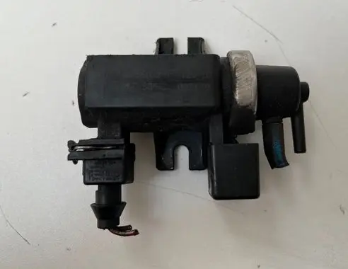 BMW 5 E39 Turbo solenoid valve 72279600 2247906
