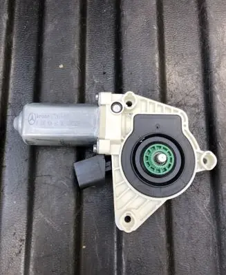 Mercedes-Benz E W238 Front door window regulator motor A0009066106