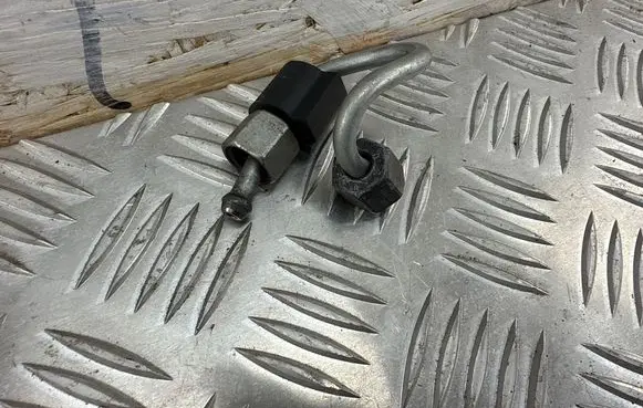 Fuel injector supply line/pipe