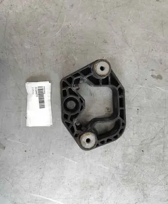 Volvo XC90 Radiator mount bracket 31439575 31338290
