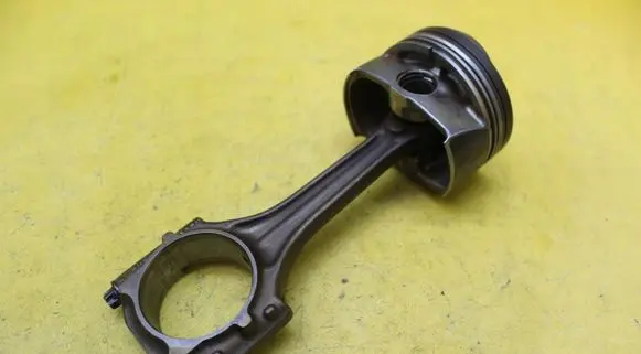 Volkswagen Golf V Piston with connecting rod
