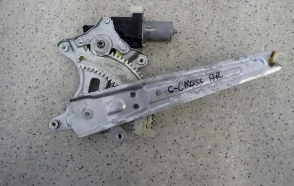 Suzuki SX4 S-Cross Front door window regulator with motor