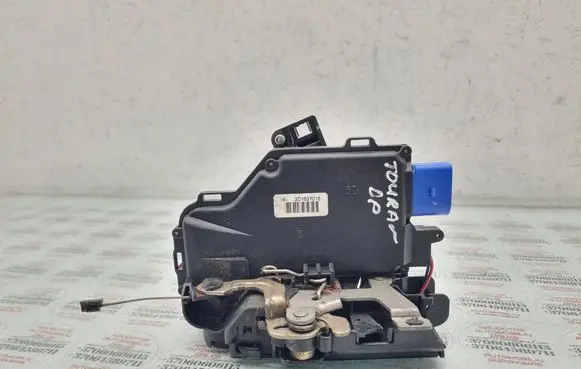 Volkswagen Touran I Front door lock 3D1837016