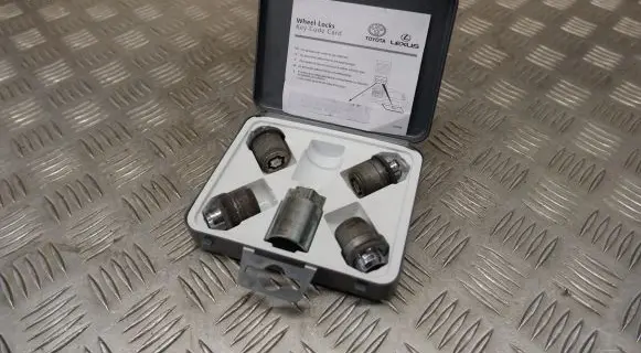 Lexus ES 300h (7th Gen) Anti-theft wheel nuts and lock 