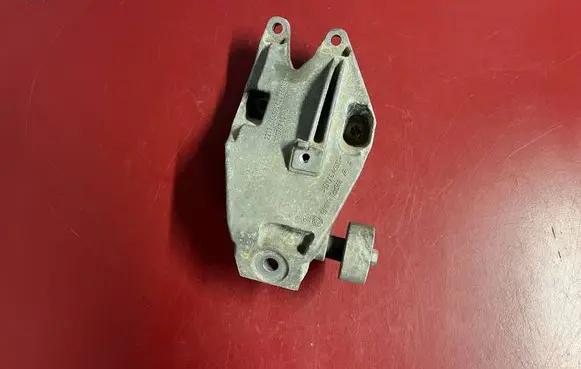 Engine mounting bracket
