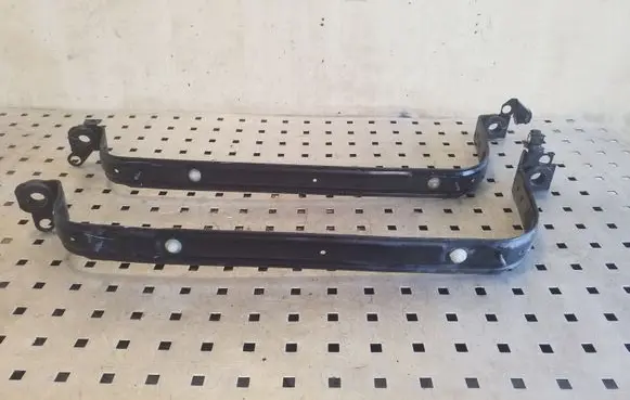 Fuel tank mounting bracket