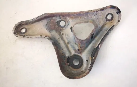 Toyota Avensis T250 Engine mounting bracket