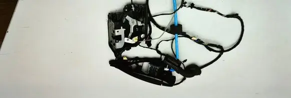 BMW 2 F46 Rear door lock 7281940