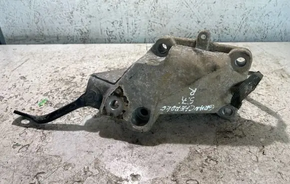 Jeep Grand Cherokee Engine mounting bracket