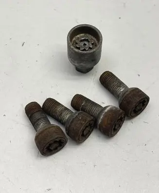 Volkswagen PASSAT B7 Anti-theft wheel nuts and lock 