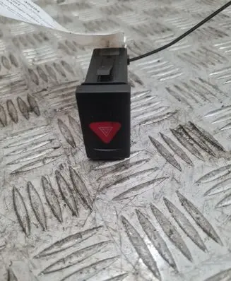Volkswagen PASSAT B5.5 Hazard light switch