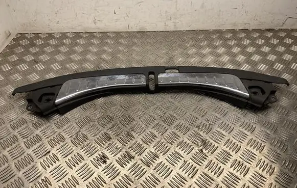 Tesla Model S Tailgate/boot lid lock trim 100633000E