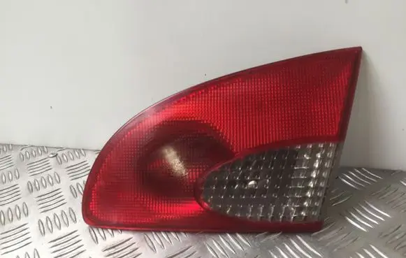 Toyota Avensis T220 Tailgate rear/tail lights 23300202