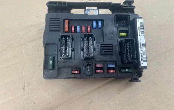 Peugeot 206 Fuse module U118470002J 9650618580 578637173