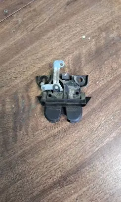Audi A4 S4 B5 8D Tailgate/trunk/boot lock/catch/latch 8d9827505a