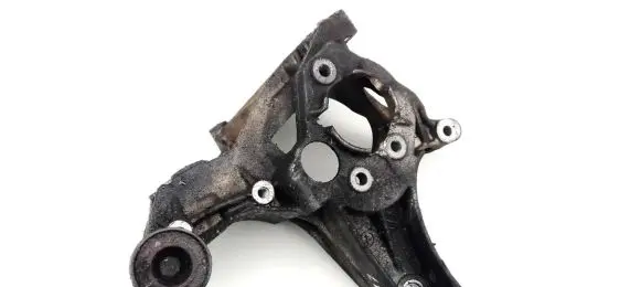 Volvo S40, V40 Engine mounting bracket 7700100712