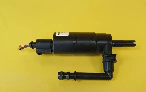 Volkswagen Golf V Headlight washer pump 3B7955681
